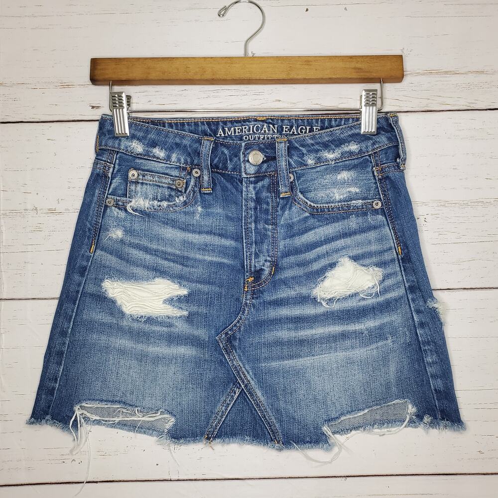 American Eagle Distressed Denim Mini Skirt Medium Wash Raw Hem Size 00 Distroyed